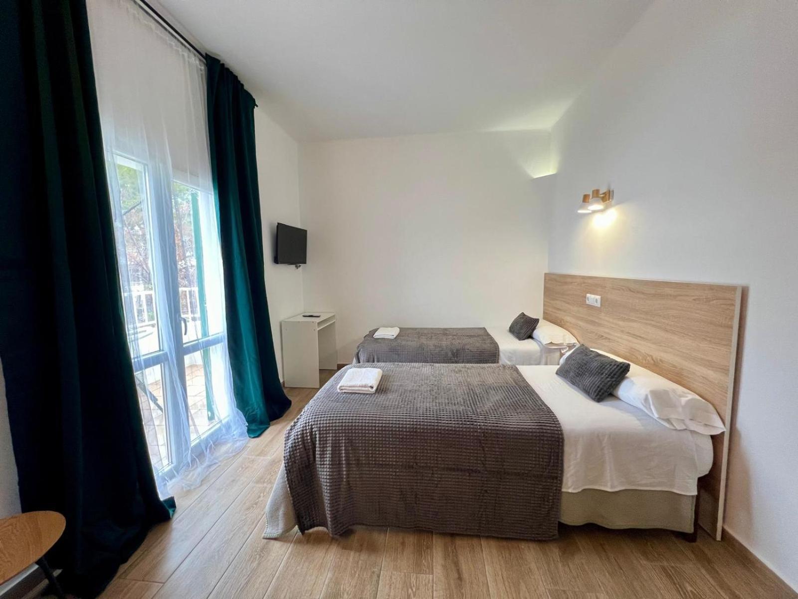 Hostal Oasis Dor Cala d'Or  Ngoại thất bức ảnh